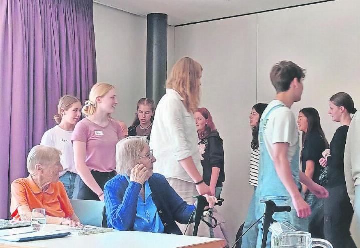 Gymnasiasten besuchten das Singen im Maison Claudine Pereira.