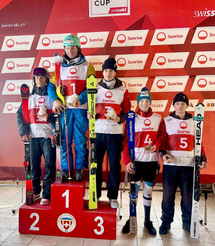 Fynn Brand holte sich den vierten Platz (zweiter von rechts) im Slalom am Hasliberg. FOTO: ZVG