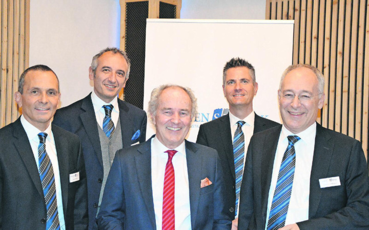 Von links: Beat Welten (Saanen Bank), Gianluca Biggi (Saanen Bank), Prof. Dr. Erwin W. Heri, Mike Bart (Saanen Bank) und Dominique Huwiler (Saanen Bank). FOTOS: TONI SIEGRIST