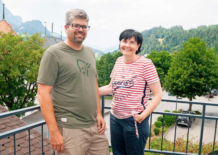 Sie versprechen, die Anliegen der Bevölkerung bezüglich der verabschiedeten Wohnbaustrategie der Gemeinde Saanen ernst zu nehmen: Die Gemeinderäte Martin Hefti und Petra Schläppi. FOTO: KEREM MAURER