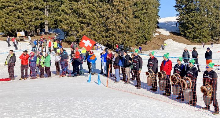 Starker Langlaufsport, gute Stimmung unter den Zuschauenden: Das Sparenmoos ist wie bei der SM 2022 bereit für den BKW Swiss Cup. FOTO: ZVG