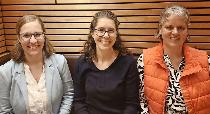 Der Vorstand des Fördervereins Geburtshaus Maternité Alpine Simmental-Saanenland: v.l. Kathrin Hefti, Sandra Aegerter und Rosmarie Willener. FOTO: ZVG