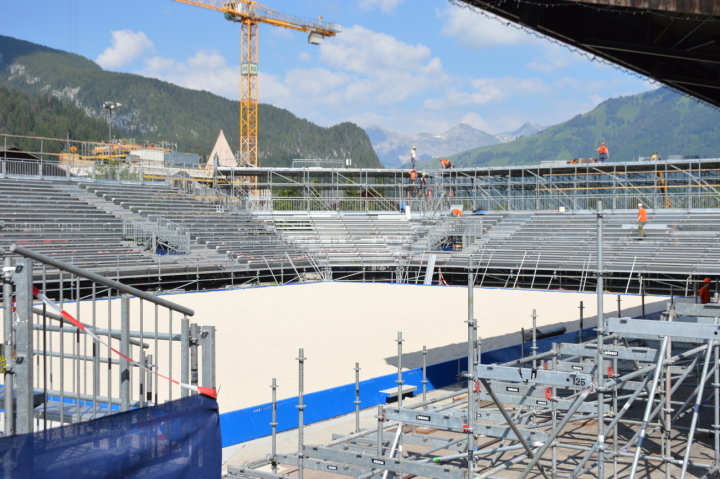 Der Sand ist bereits seit einer Woche da. Heute sind die Herren vom Zivilschutz noch damit beschäftigt, die Tribünen sicher und sämtliche Aufbauten termingerecht zu montieren. Doch schon in drei Wochen werden die Ränge, die 4000 Menschen Platz bieten, von jubelndem und tanzendem Publikum besetzt sein.   (Fotos: Jenny Sterchi)