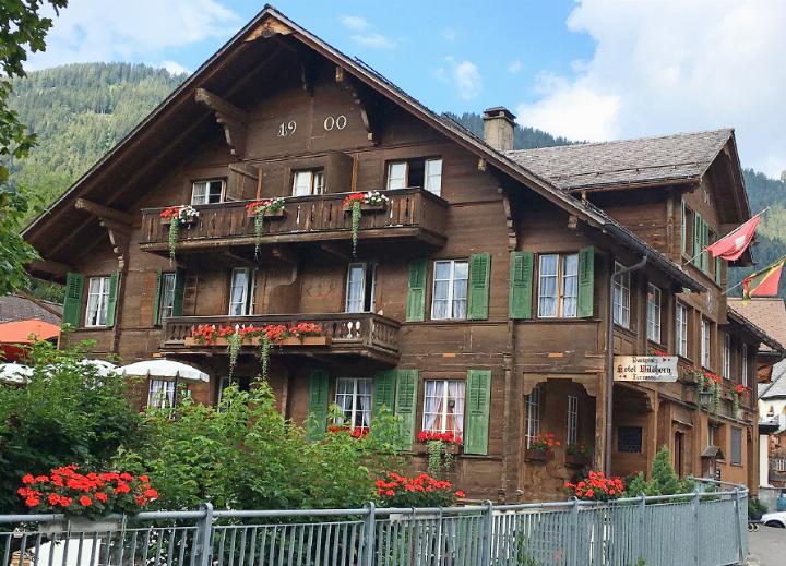 Das traditionsreiche Hotel und Restaurant Wildhorn in Lauenen. FOTO: ZVG.