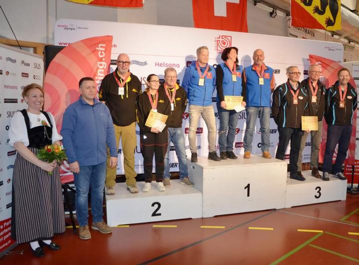 Die Gruppe der Sportschützen Gstaad-Saanen zuoberst auf dem Podest an der nationalen Meisterschaft in Bern. FOTO: SSV