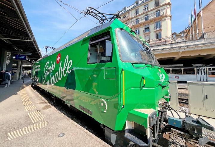 Zur Feier der neuen Nachhaltigkeit wurde am vergangenen Freitag am Bahnhof Montreux eine vollständig in den Farben von Swisstainable gehaltene MOB-Lokomotive eingeweiht. Diese brachte die anwesenden Gäste sodann an Bord des GoldenPass-Express-Zuges nach Zweisimmen. FOTO: ZVG