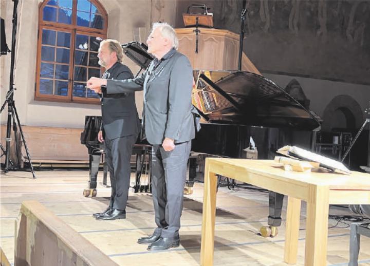 Der Pianist Sebastian Knauer (links) und der bekannte Schauspieler Karl Maria Brandauer nach ihrem gemeinsam erschaffenen Meisterwerk aus Lesung und Musik. FOTO: KLAUS BURKHALTER