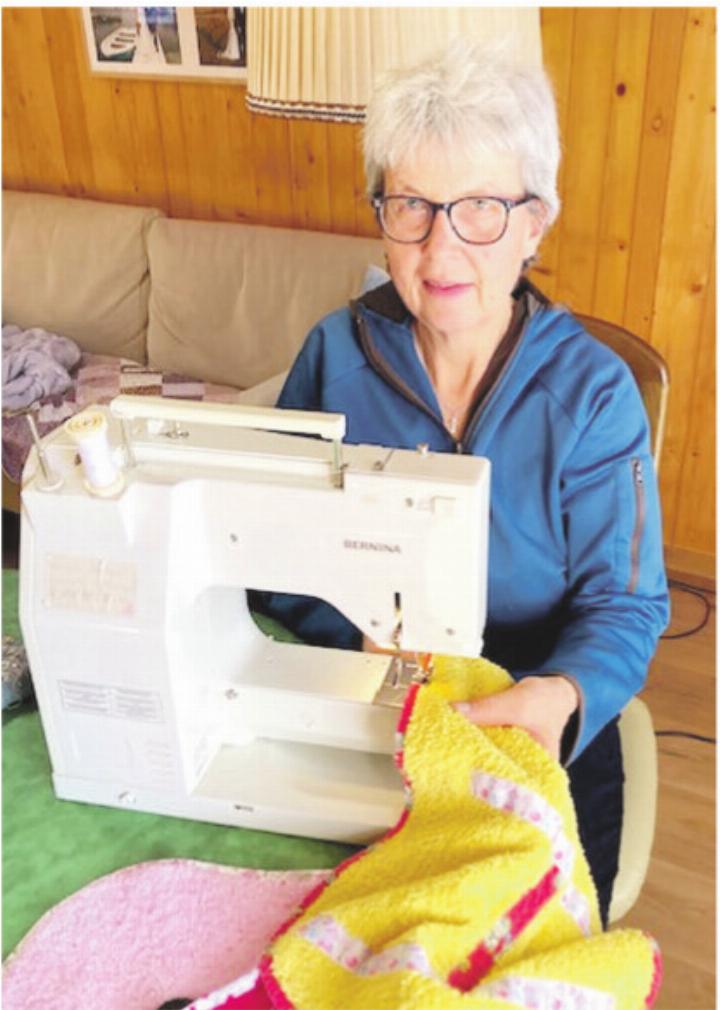 Sie stehen stellvertretend für die vielen Frauen, die sich in den drei Frauenvereinen engagieren – und danken allen Helferinnen für Zeit, Herzblut und unzählige Stunden Einsatz: Co-Präsidentin Ursula Trachsel vom FV Lauenen