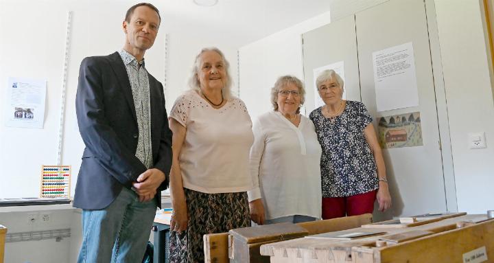 Sie haben nicht locker gelassen: Thomas Reichenbach und das Kernteam mit (v.l.) Vroni Althaus, Margrith Brand und Huldi Reichenbach. Hier vor einem sehr alten Schulpult als Teil einer kleinen, sorgfältig kreierten Ausstellung zur Schulgeschichte im Turbach – eine Aktion zum 100-Jahr-Jubiläum. FOTO: JENNY STERCHI