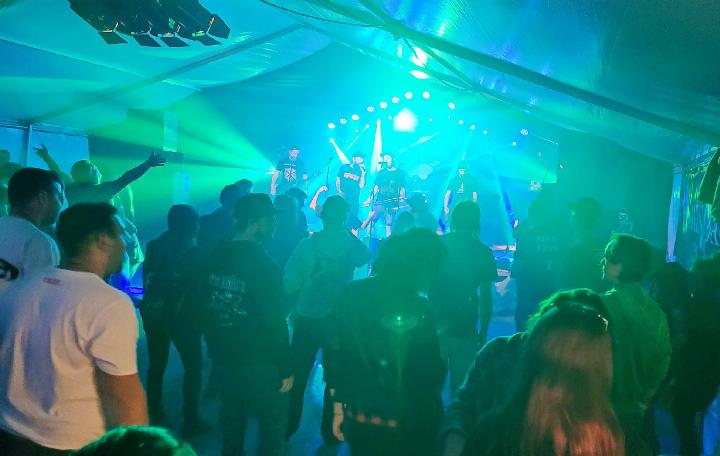 Gute Stimmung am Mad Muni Festival in Saanen.