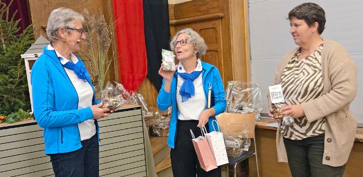 Andrea Maurer (Mitte) heisst die Co-Präsidentinnen herzlich willkommen:Therese Mösching (links) und Tatjana Röthlin.