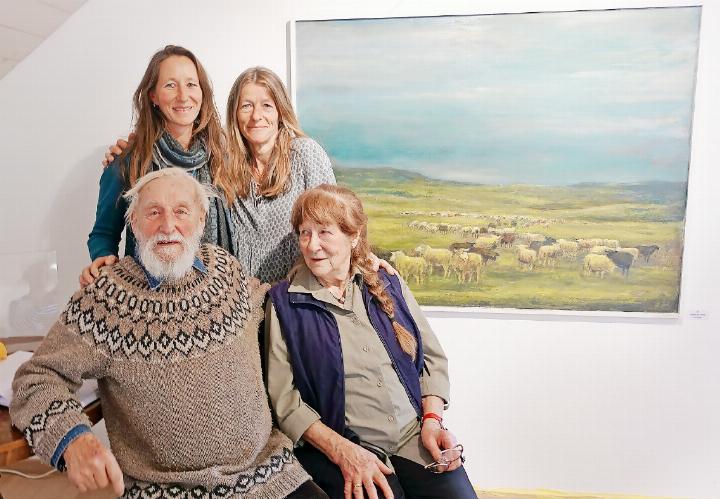 Peter Bergmann mit Ehefrau Vreni und den beiden Töchtern Fränzi und Theres.