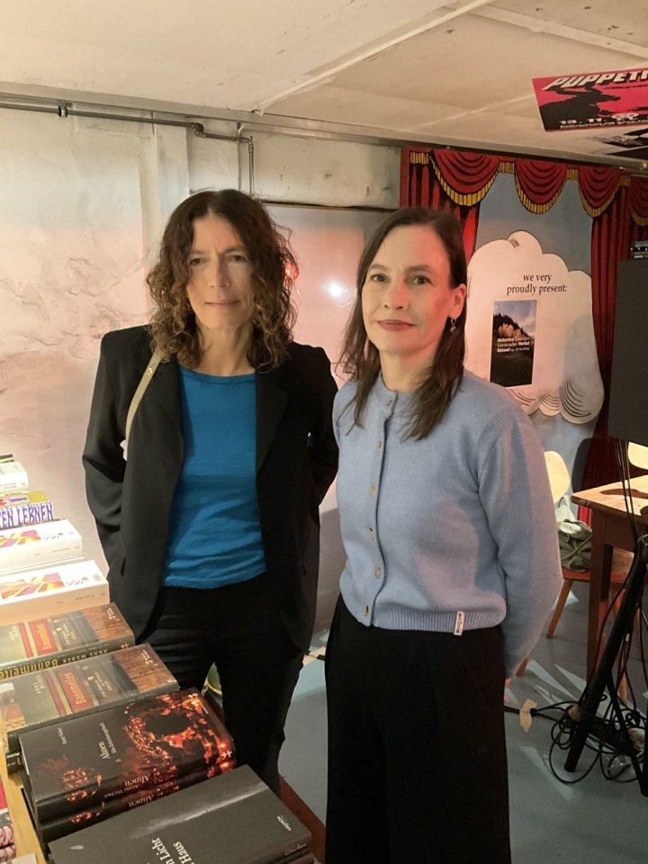 Die beiden Schriftstellerinnen Anne Weber (links) und Mireille Zindel. (Foto: AvS)