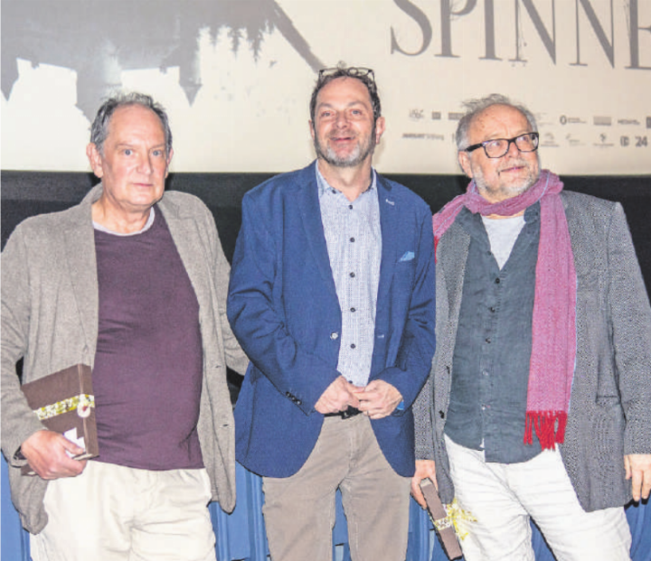 Jörg Beck interviewte Regisseur Markus Fischer und den Gstaader Schauspieler Andreas Matti zum Film «Die Schwarze Spinne». «Wegen Coronamassnahmen musste ich in Ungarn bleiben, obwohl ich gerade eine Drehpause hatte. Die zwei Wochen vertrieb ich mir mit Golfspielen», schmunzelte Andreas Matti. FOTO: BLANCA BURRI