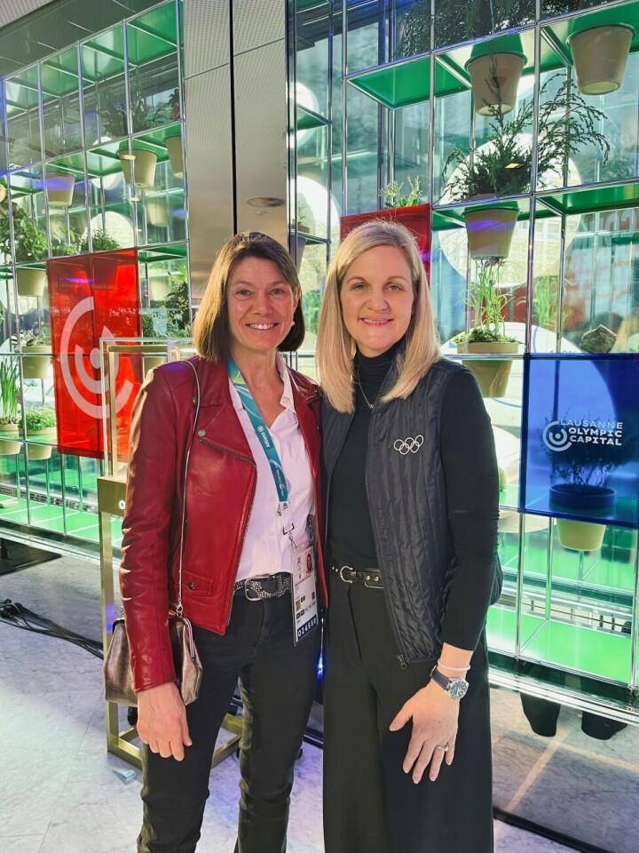 Strategische Ausrichtungen werden an Olympia neben dem Sport diskutiert: Kirsty Coventry, Präsidentin des Internationalen Olympischen Komitees (rechts), und Regula Meier im House of Switzerland in Mailand. (Foto: ZVG)