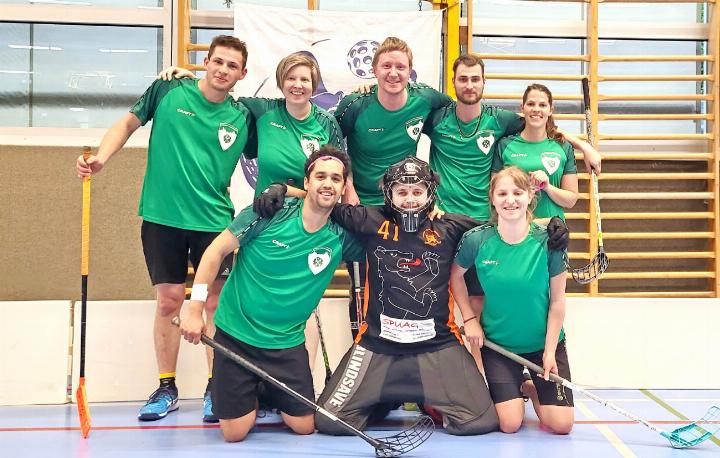 Das Unihockeyteam des TV Saanen-Gstaad an der UHU Mixed Night in Bern. FOTO: ZVG