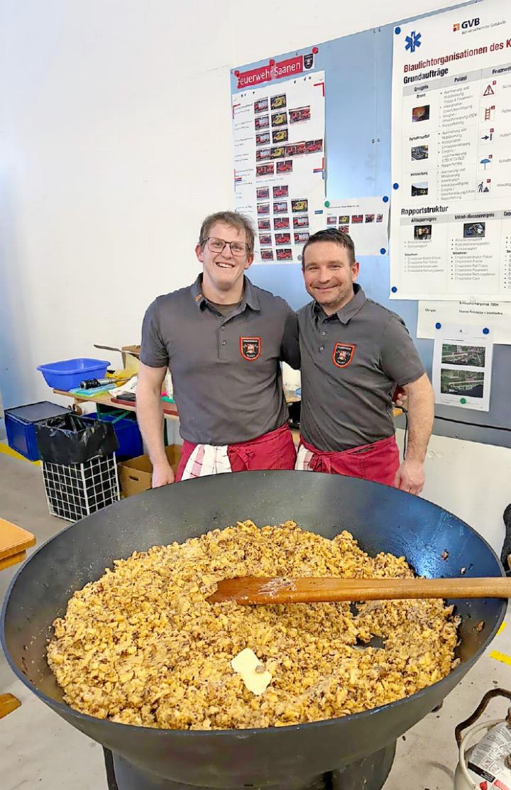 Jerome Hauswirth und Klaus Müllener verwöhnten mit ihrer überdimensionalen Spätzlepfanne die Teilnehmenden. Jerome Hauswirth und Klaus Müllener verwöhnten mit ihrer überdimensionalen Spätzlepfanne die Teilnehmenden.