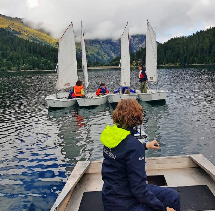 Trainerin Virginie Lienhart hat selbst vor ca. 15 Jahren mit dem Gstaad Yacht Club das Segeln auf den Optimisten erlernt. Nun schliesst sich der Kreis und sie gibt selbst Segelkurse – Leadership und Nachwuchsarbeit gleichzeitig.