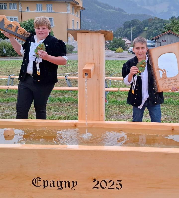 Die beiden Zweigschwinger des Freiburger kantonalen Nachwuchsschwingertages Signer Simon (links) und Annen Michael.
FOTO: ZVG