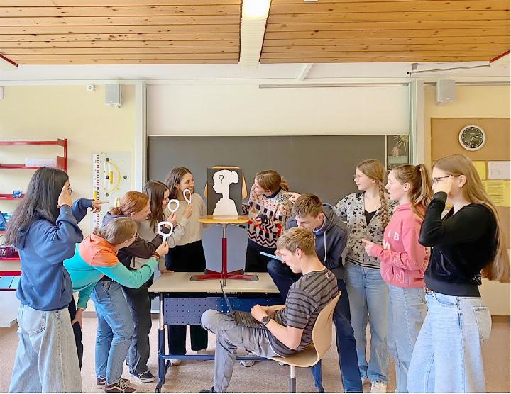 Die Klasse 27s des Gymnasiums in Gstaad verfolgt, was die wenigen Spuren der Erzählerin hergeben, um eine stimmige Erklärung für das Verhalten der Mutter im Roman zu finden.