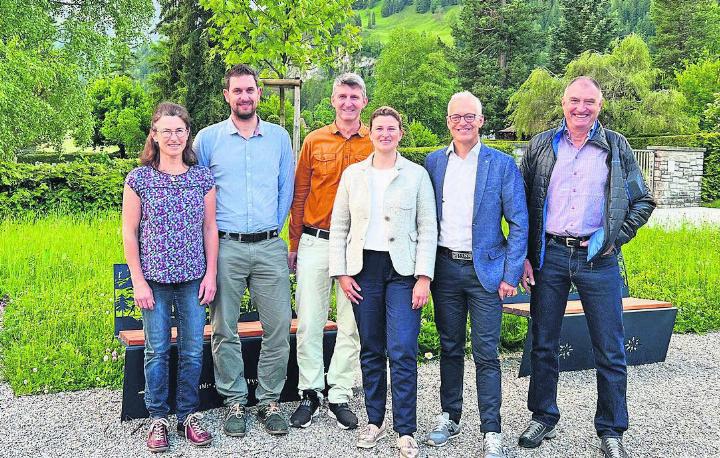 VR und Direktion Lenk-Simmental Tourismus AG: v.l. Pia Perren (St. Stephan Tourismus, bisher), Jannik Sager (St. Stephan Tourismus, neu), Lukas Eichenberger (VR-Präsident Lenk-Simmental Tourismus AG, neu), Helena Galanakis (Geschäftsführerin Lenk-Simmental Tourismus AG, neu), Albert Kruker (Direktor Lenk-Simmental Tourismus AG, abtretend) und Roger Friedli (VR-Präsident Lenk-Simmental Tourismus AG, abtretend). FOTO: ZVG