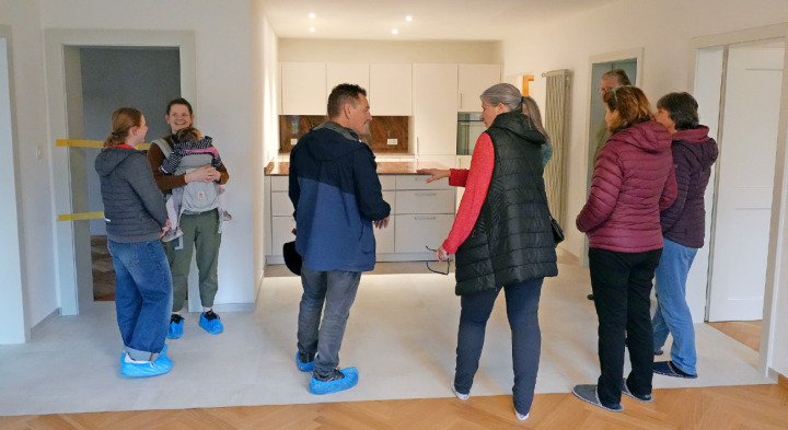 Bei einer Rundführung konnten Besucherinnen und Besucher die neuen Wohnungen besichtigen. FOTOS: JONATHAN SCHOPFER