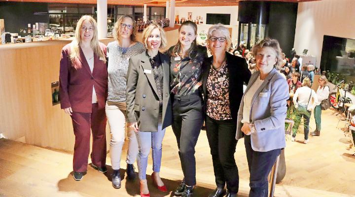 OK Frauenforum Thun-Oberland: v.l. Madeleine Amstutz, Sigriswil; Pia Ledermann, Faulensee; Letizia Müller, Leissigen; Mirta Grundisch, Saanen; Anna-Katharina Zenger, Uetendorf; Marianna Lehmann, Wilderswil. Nicht auf dem Bild: Melanie Beutler-Hohenberger, Thun; Milena Regez, Steffisburg; und Daniela Huber Notter, Thun. FOTOS: ZVG