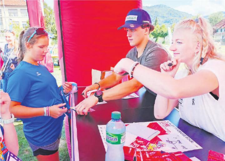 Autogrammstunde mit dem Schönrieder Skirennfahrer Noel von Grünigen und Martina Wyss, der aktuell besten Telemarkfahrerin. FOTO: ZVG