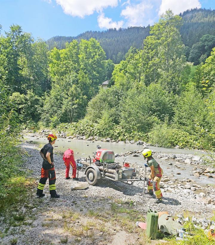 Übung macht den Meister. Jugendliche können bei der Jugendfeuerwehr Obersimmental-Saanen wertvolle Erfahrungen sammeln. FOTOS: ZVG