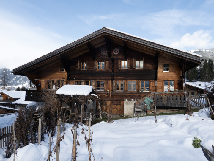 Vieles, was ein typisches Saanerhaus ausmacht, ist an diesem Übergangsbeispiel zwischen dem 16. und 17. Jahrhundert schon da: Mischung aus Ständerbau (Stubengeschoss) und Blockbauweise (Obergeschoss), die grossen Blockkonsolen und die beiden seitlichen Aussentreppen. (Foto: Martin Gurtner-Duperrex) 