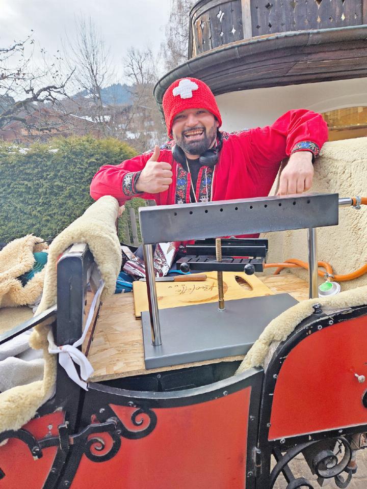 Der «Raclette Guy» auf der Raclettekutsche.   FOTOS: EUGEN DORNBIERER-HAUSWIRTH