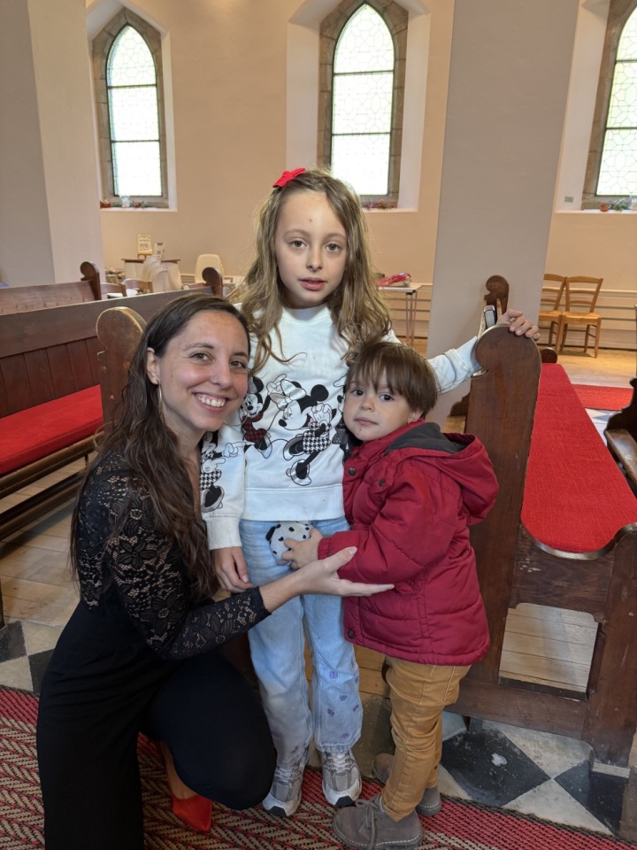 Valentina Rebaudo mit ihren Kindern Mira und Leandro.(Foto: Tina Dosot)