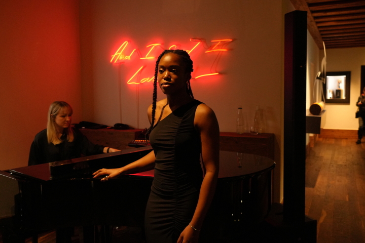 Die stimmungsvolle Beleuchtung unterstreicht Anthonia Edwards Stimme. (Fotos: Paula Mittag)