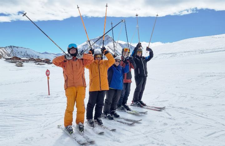 Spass auf der Piste: v.l. Peter Ramseyer, Hansueli Matti, Silvia Kummer, Rolf Engstad und Hanspeter Perreten. FOTO: CHARLOTTE ENGSTAD