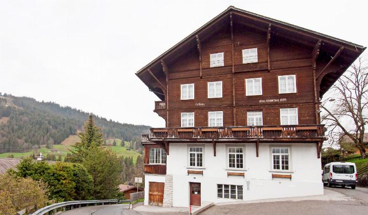 Der sanierungsbedürftige Wintercampus von Le Rosey auf dem Ried. Seit 30 Jahren sucht das Institut nach einem neuen Standort für die Schulräume. Jetzt hat es einen gefunden und darf das Land kaufen. FOTO: KEREM S. MAURER