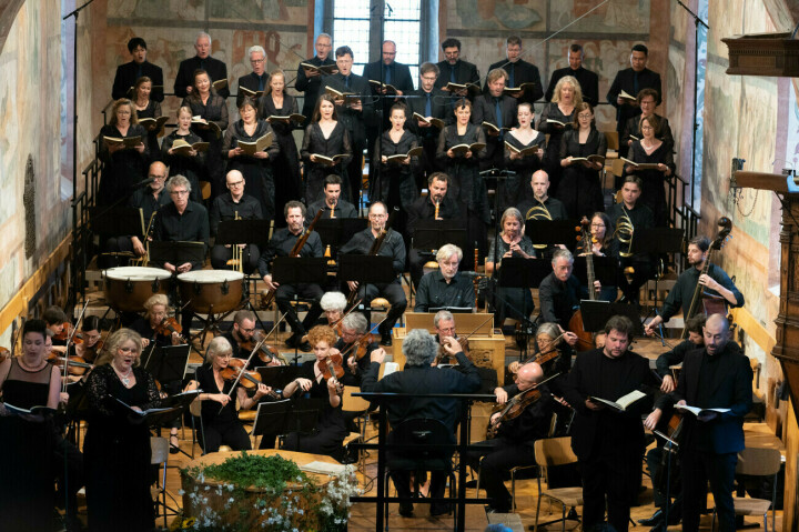 Für einen Auftakt nach Mass sorgten der Dirigent René Jacobs, der Rias Kammerchor und das Freiburger Barockorchester sowie die Gesangssolisten/innen. (FOTOS: RAPHAEL FAUX/GSTAADPHOTOGRAPHY.COM)