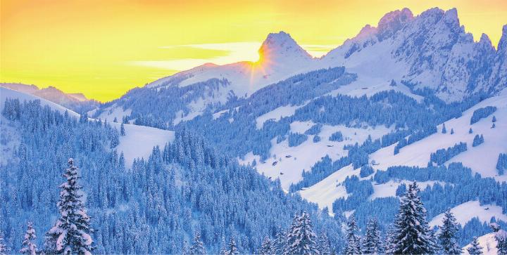 Beeindruckende Wintersonnenaufgangsstimmung über dem Saanenland. FOTO: SIMON SCHUMACHER PHOTOGRAPHY Beeindruckende Wintersonnenaufgangsstimmung über dem Saanenland. FOTO: SIMON SCHUMACHER PHOTOGRAPHY