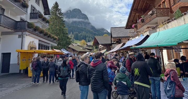 Der Gsteigmäret ist beliebt – bei Einheimischen, Gästen undHeimweh-Gsteigerinnen und -Gsteigern.
FOTOS: SIBYLLE WALKER-PERRETEN