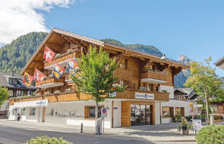 Mit der Dach- und Fassadensanierung und Installation einer Solaranlage am Hauptsitz in Saanen konnten die umfangreichen Renovationsarbeiten aller Bankstandorte erfolgreich abgeschlossen werden. FOTO: ZVG