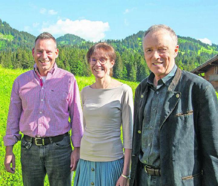 Erich Imboden (links) ist der neue COO der Gstaad Airport AG, unterstützt durch Marianne Marti. Verwaltungsratspräsident Walter Egger (rechts) zeigte sich erfreut über die neue Leitung.