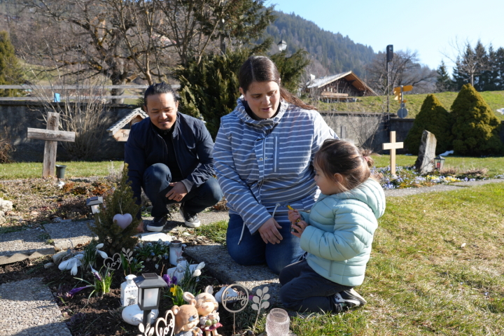Die Familie Lama schätzt es, dass sie für Hannah ein Einzelgrab bekamen – in der Schweiz nicht selbstverständlich. Fotos: Jonathan Schopfer