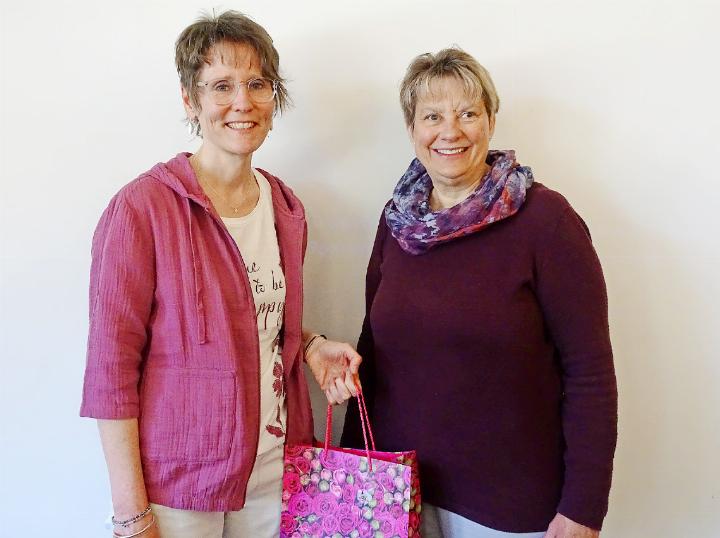 Noch heute liebt Therese Berger (links) das Simmental, verbrachte sie doch früher viel Zeit bei ihren Grosseltern in St. Stephan. Umso mehr freute sie sich über die einheimischen Produkte, die ihr die Moderatorin Doris Kuhnen überreichte. FOTOS: VRENI MÜLLENER