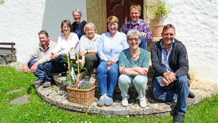 Sie zogen bisher am Karren und schauen getrost in die Zukunft der Kirchgemeinde: v.l. Erwin Annen, Arlette Perreten, Carola Watts, Erika Reichenbach, Beatrice Perreten, Philipp Brand, Kathrin Bohren und Stephan Addor. Auf dem Bild fehlen die beiden Kirchgemeinderätinnen Antonia Reichenbach und Martina Reichenbach. FOTOS: VRENI MÜLLENER