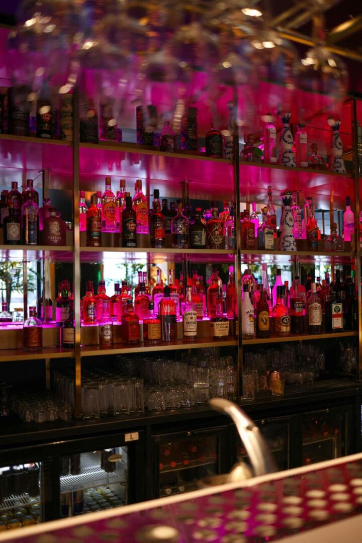 Der Vorfall hat sich an einer Hotelbar im Saanenland ereignet. (Symbolbild: Pexels)