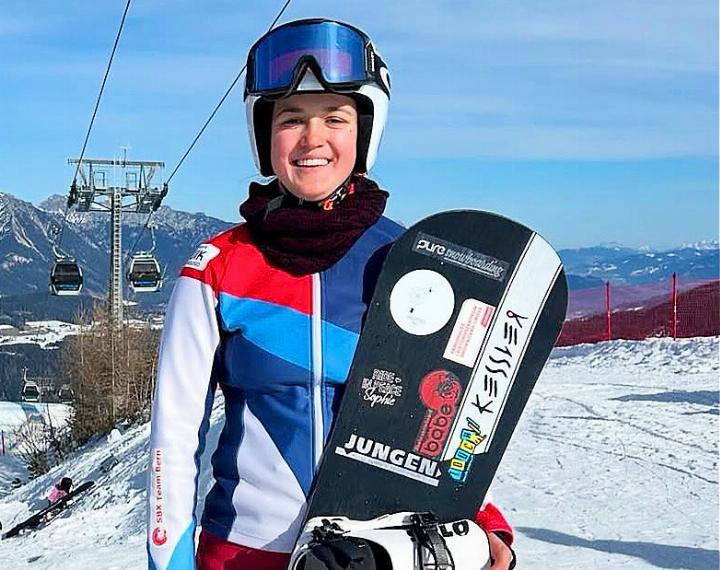 Die Saanerin Rosa Colella siegte beim Junioren-FIS-Snowboardcross-Rennen in Flumserberg.