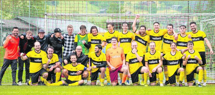 Freude herrscht: Das 5.-Liga-Team des FC Simme-Saane hat den Aufstieg geschafft und spielt nächste Saison in der 4. Liga. SEITE 4