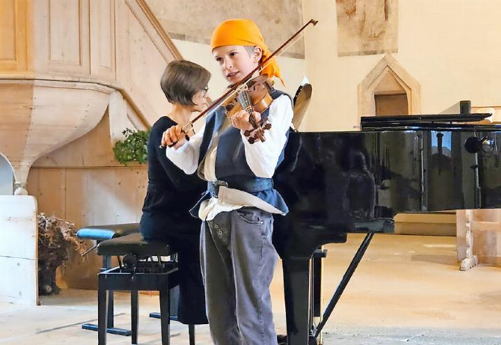 Das Geübte souverän auf die Bühne gebracht hat Aviel Eggen, Violine, am Schülerkonzert (Lehrkraft Nicole Frei, am Klavier Mila Artemieva) am letztjährigen Schülerkonzert in der Kirche Zweisimmen. FOTO: VÉRONIQUE GYGER