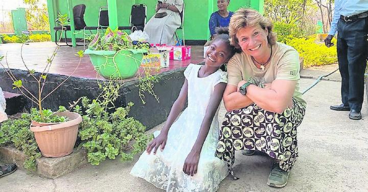 Sie liebt Land und Leute in Afrika: Gabi Thoenen mit einem Patenkind aus Mpanshya.