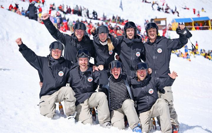 Das Demoteam Saanenland feiert seinen Triumph: (vlnr – hinten) Lucien Blum, Mirjam Oertle, Joel Oehrli, Benz Reichenbach, (vlnr– vorne) Tim Staub, Laszlo Neff, Bigna Däpp und Silver Hauswirth.
FOTO: MICHAEL ZIMMERMANN