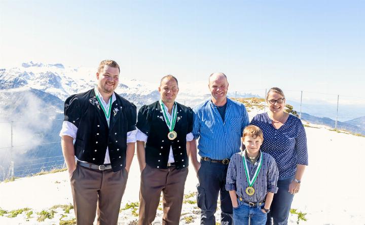 Sieger Hobelkäse AOP v.l.: Vertreter der Familie Röthlisberger, Zweisimmen, Wildeneggli; Adrian Zeller, Lenk, Ahorni (Katharina fehlt auf Foto); Familie Wäfler, Frutigen, Hahnenmoos. FOTO: CASALP